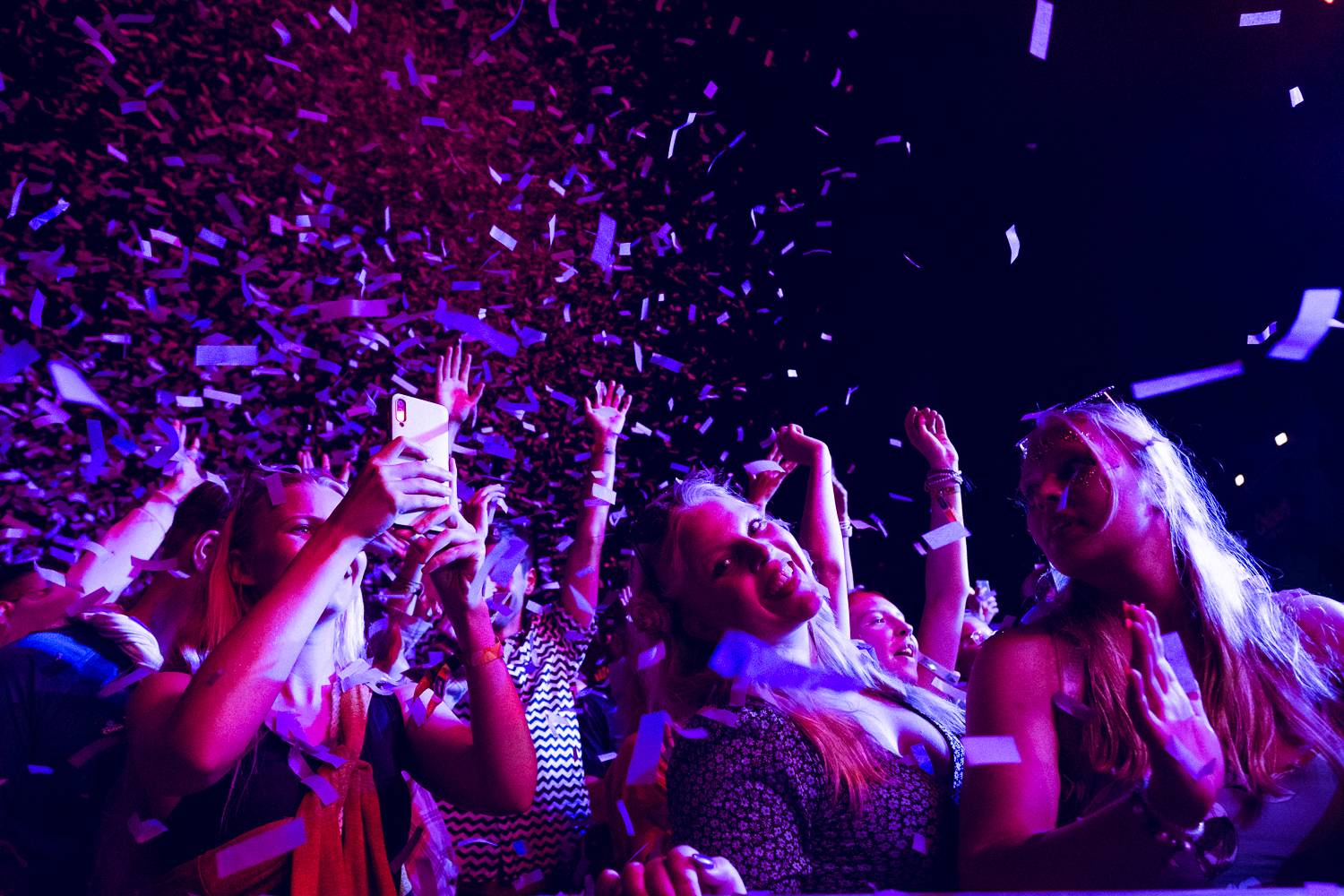 Macklemore nenechal na Goulding a Burna Boyovi nit suchou a rozjel největší show letošních Colours