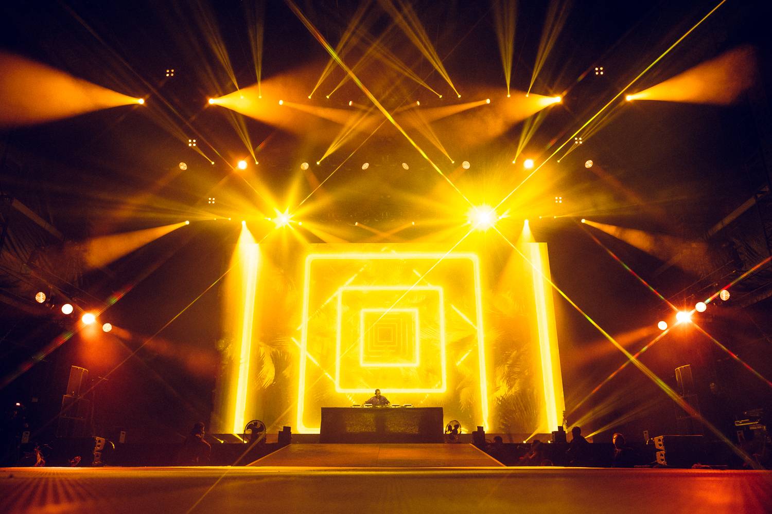 Macklemore nenechal na Goulding a Burna Boyovi nit suchou a rozjel největší show letošních Colours