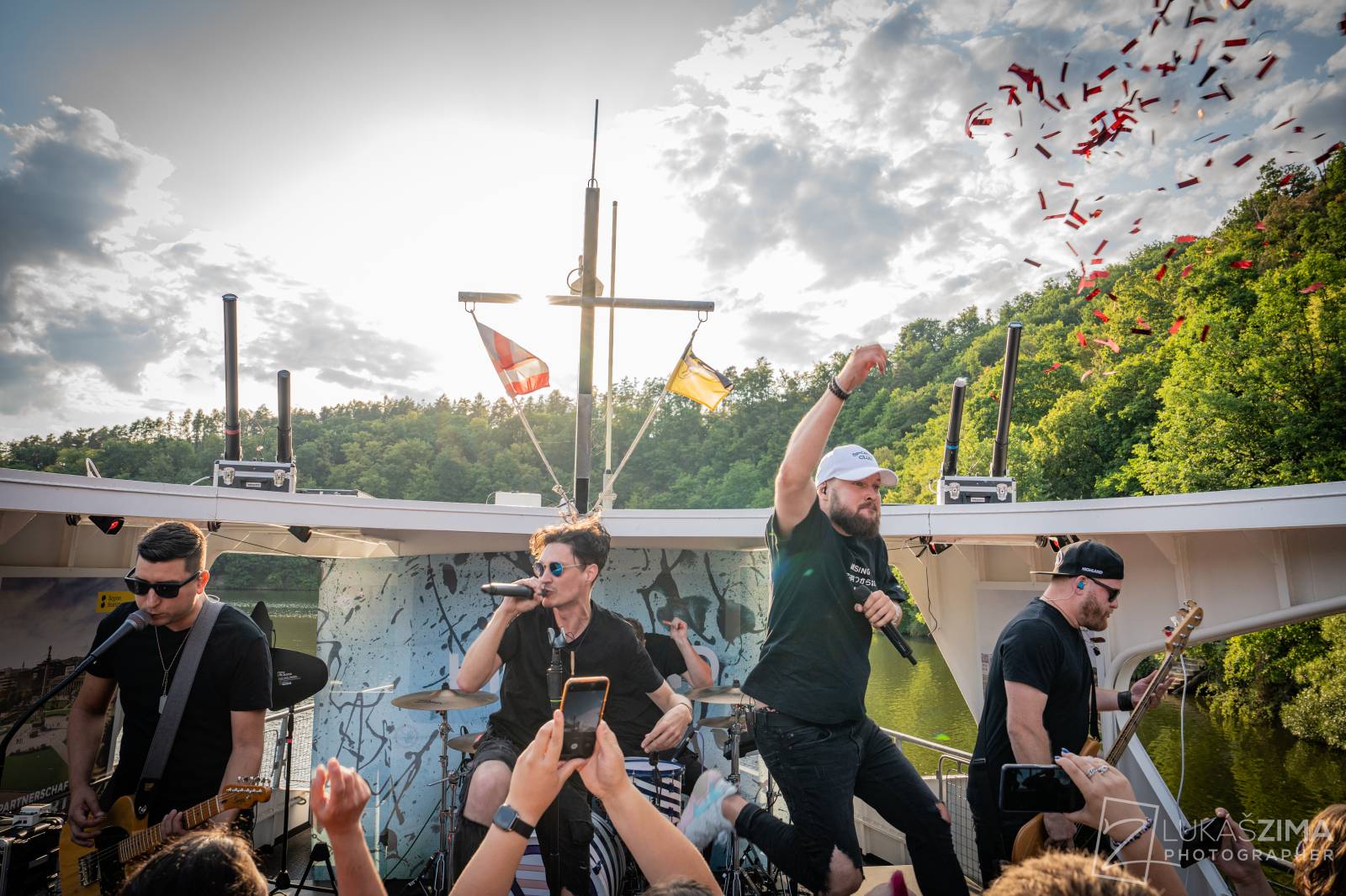 Highland se plavili po Brněnské přehradě, na lodi oslavili narozeniny frontmana