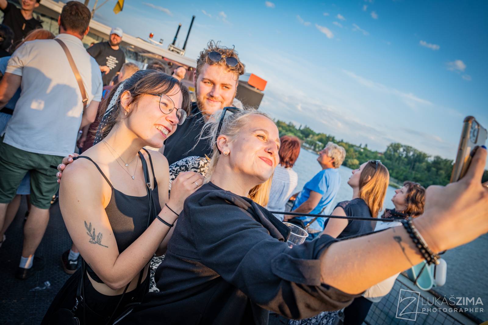 Highland se plavili po Brněnské přehradě, na lodi oslavili narozeniny frontmana