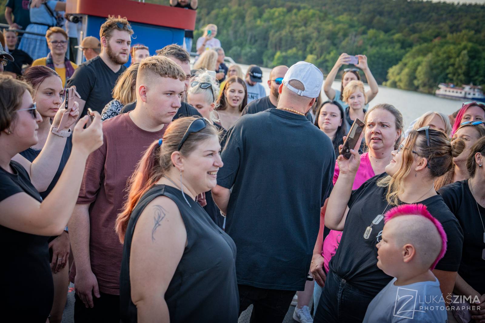 Highland se plavili po Brněnské přehradě, na lodi oslavili narozeniny frontmana