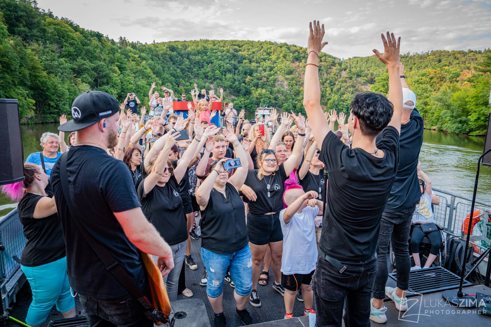 Highland se plavili po Brněnské přehradě, na lodi oslavili narozeniny frontmana