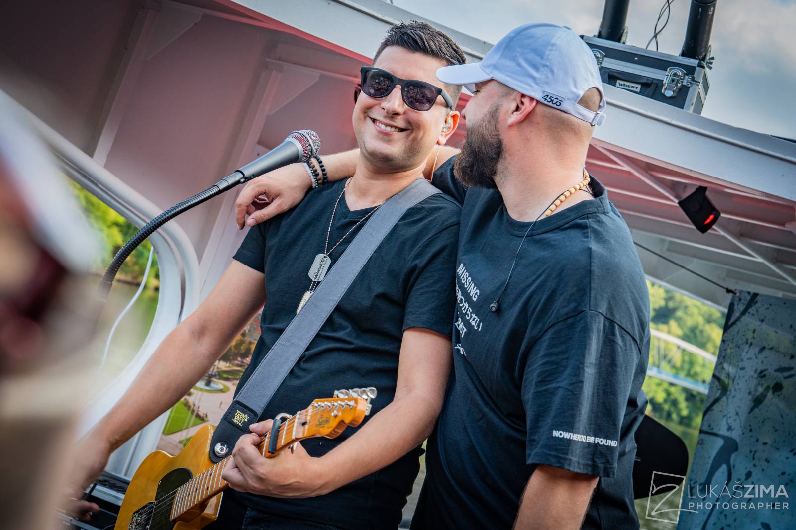 Highland se plavili po Brněnské přehradě, na lodi oslavili narozeniny frontmana