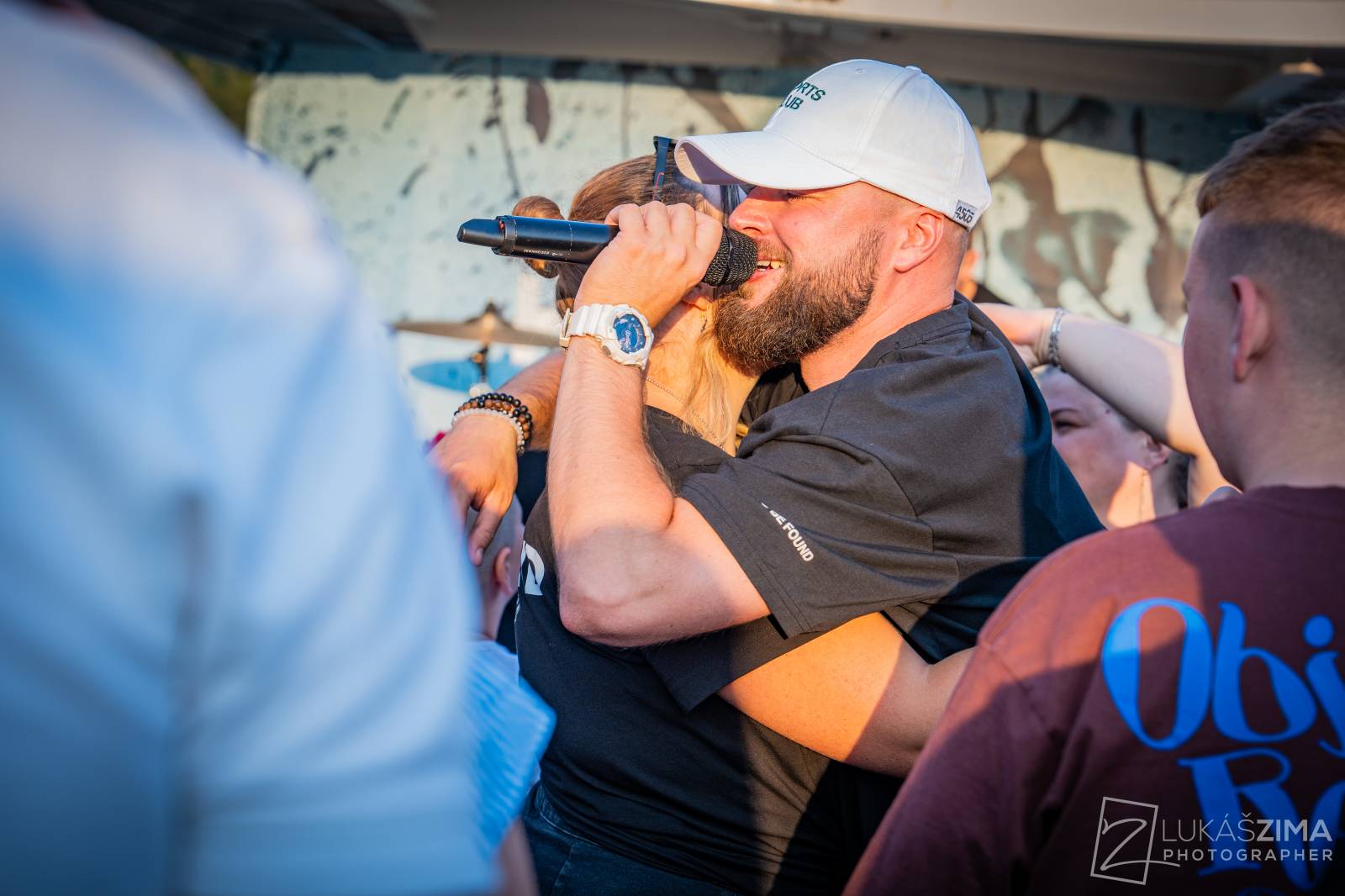 Highland se plavili po Brněnské přehradě, na lodi oslavili narozeniny frontmana