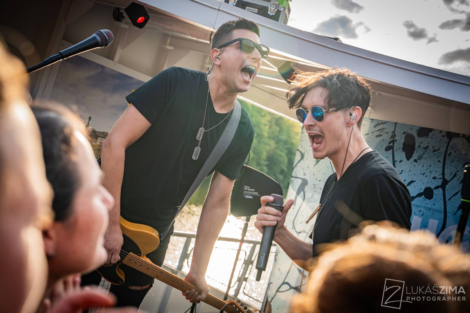 Highland se plavili po Brněnské přehradě, na lodi oslavili narozeniny frontmana