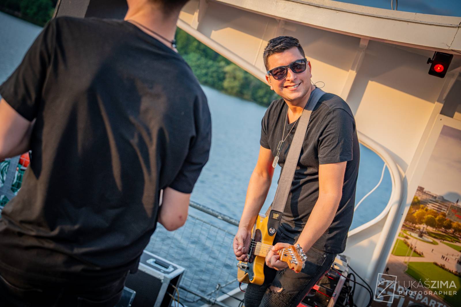 Highland se plavili po Brněnské přehradě, na lodi oslavili narozeniny frontmana