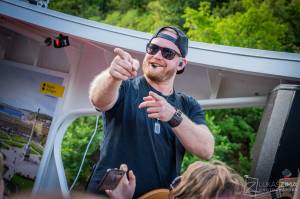 Highland se plavili po Brněnské přehradě, na lodi oslavili narozeniny frontmana