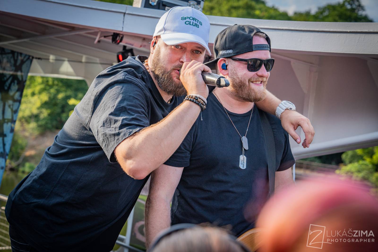 Highland se plavili po Brněnské přehradě, na lodi oslavili narozeniny frontmana