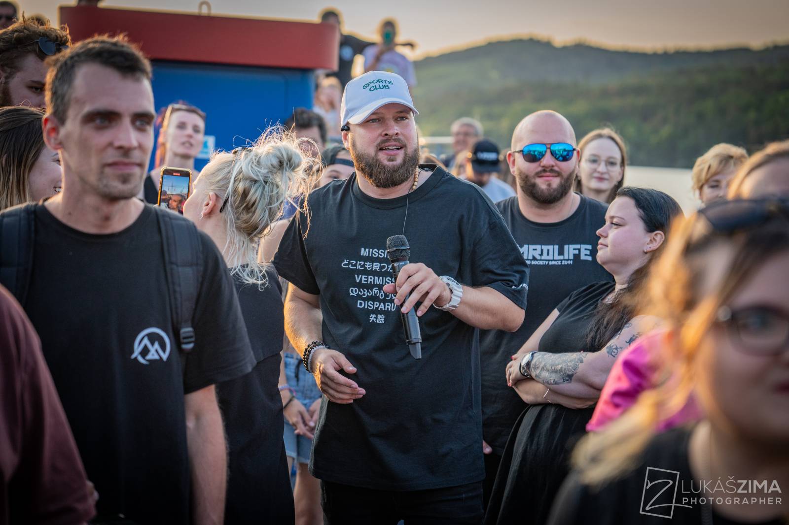 Highland se plavili po Brněnské přehradě, na lodi oslavili narozeniny frontmana