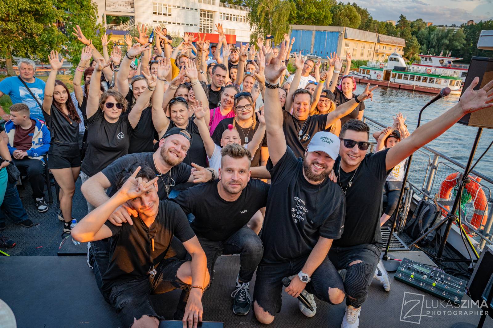 Highland se plavili po Brněnské přehradě, na lodi oslavili narozeniny frontmana