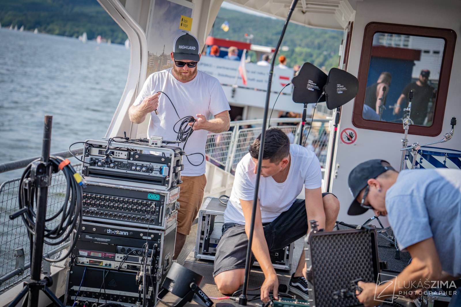 Highland se plavili po Brněnské přehradě, na lodi oslavili narozeniny frontmana