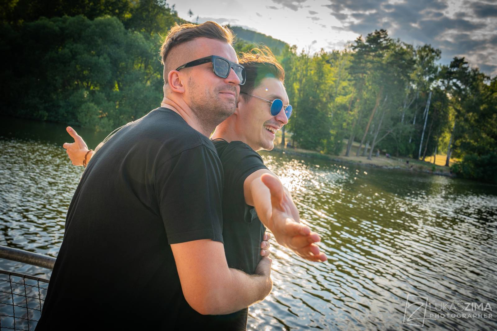 Highland se plavili po Brněnské přehradě, na lodi oslavili narozeniny frontmana