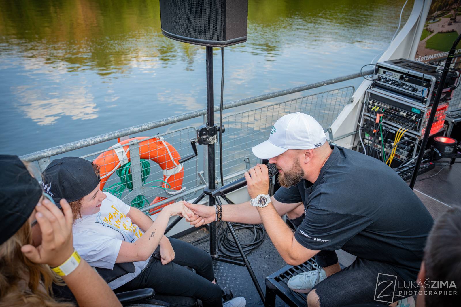Highland se plavili po Brněnské přehradě, na lodi oslavili narozeniny frontmana