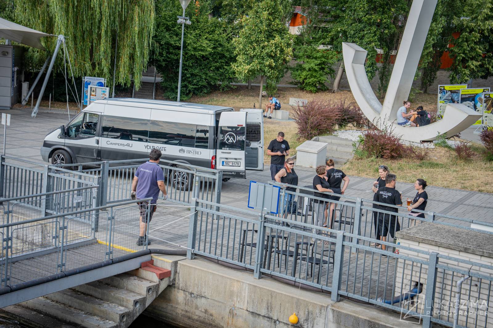 Highland se plavili po Brněnské přehradě, na lodi oslavili narozeniny frontmana