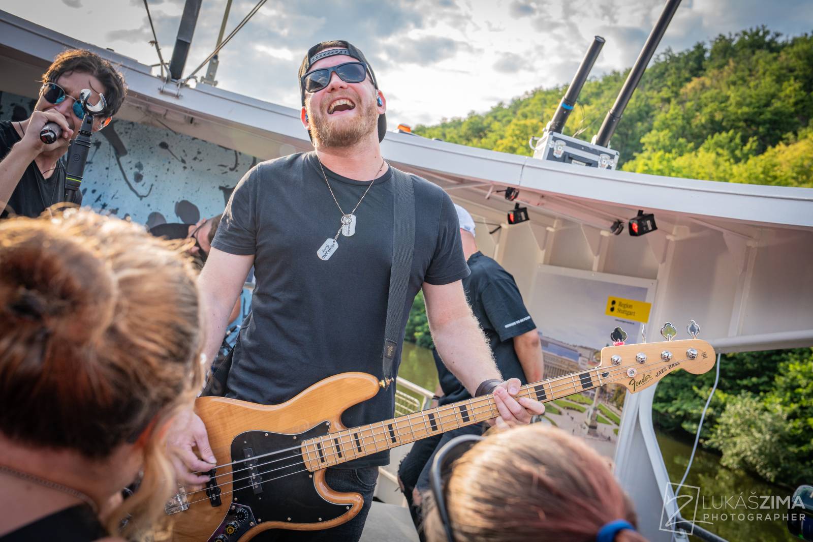 Highland se plavili po Brněnské přehradě, na lodi oslavili narozeniny frontmana