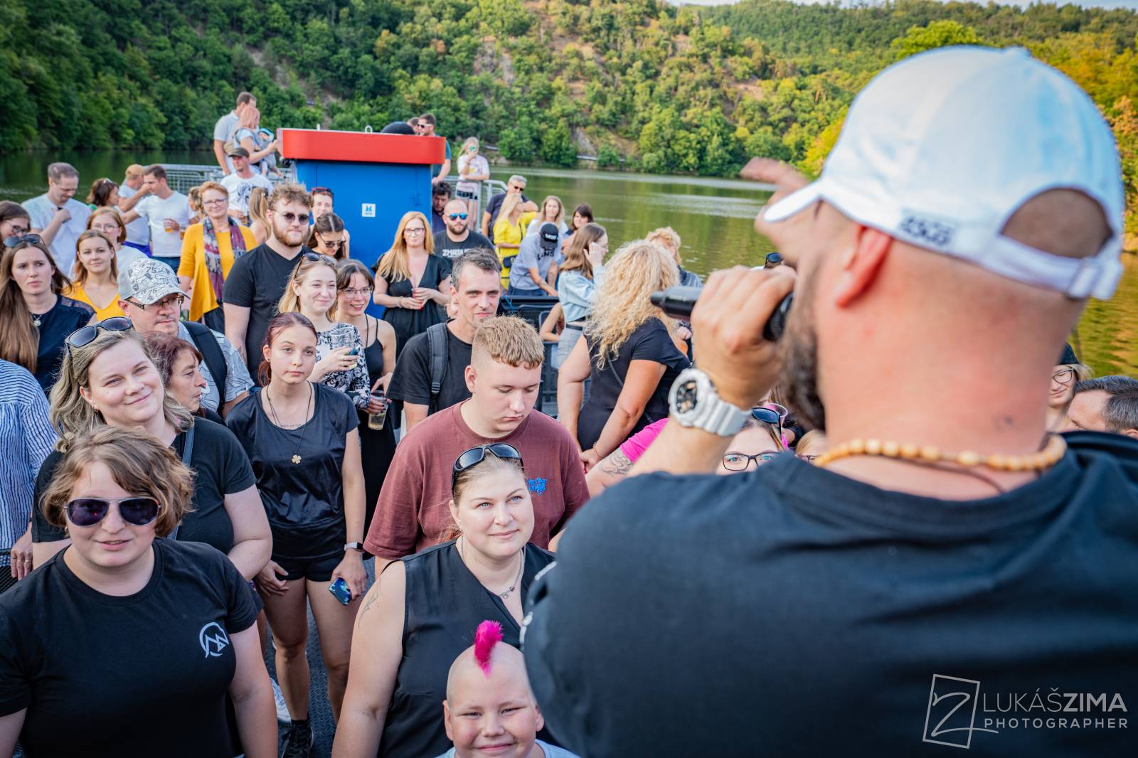 Highland se plavili po Brněnské přehradě, na lodi oslavili narozeniny frontmana