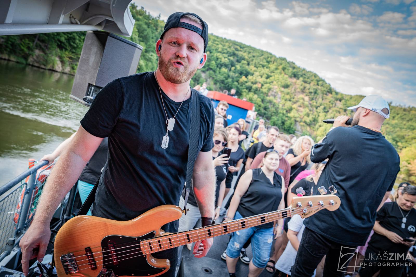 Highland se plavili po Brněnské přehradě, na lodi oslavili narozeniny frontmana