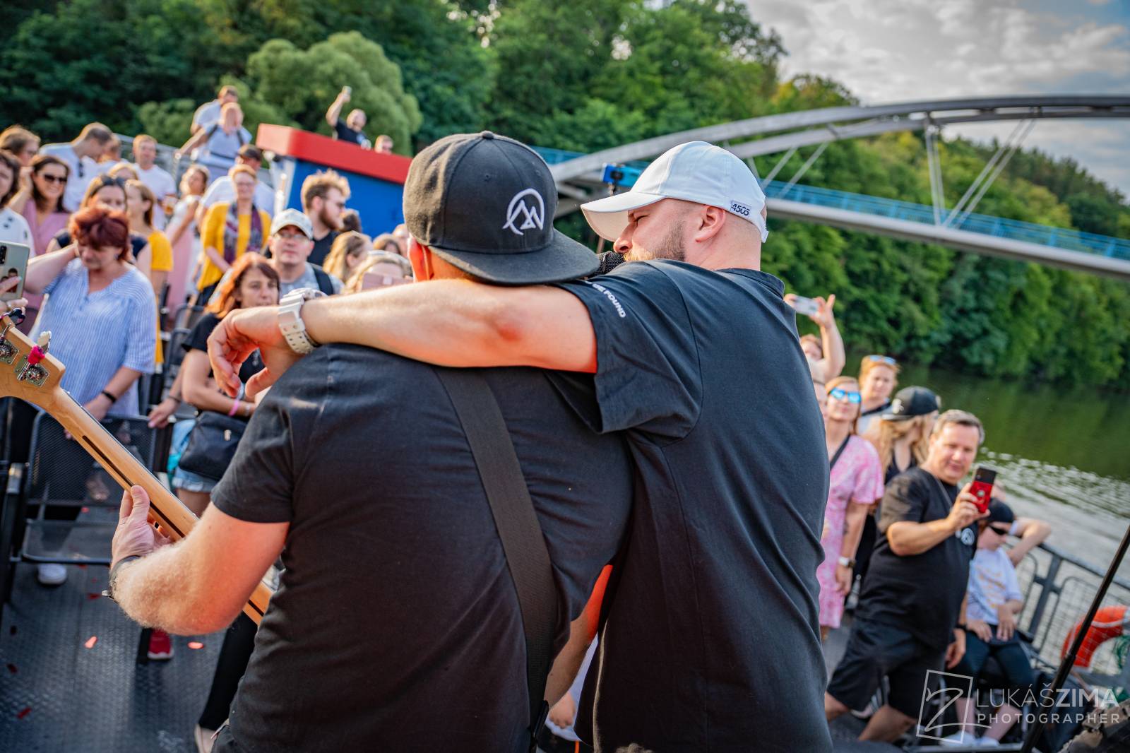 Highland se plavili po Brněnské přehradě, na lodi oslavili narozeniny frontmana