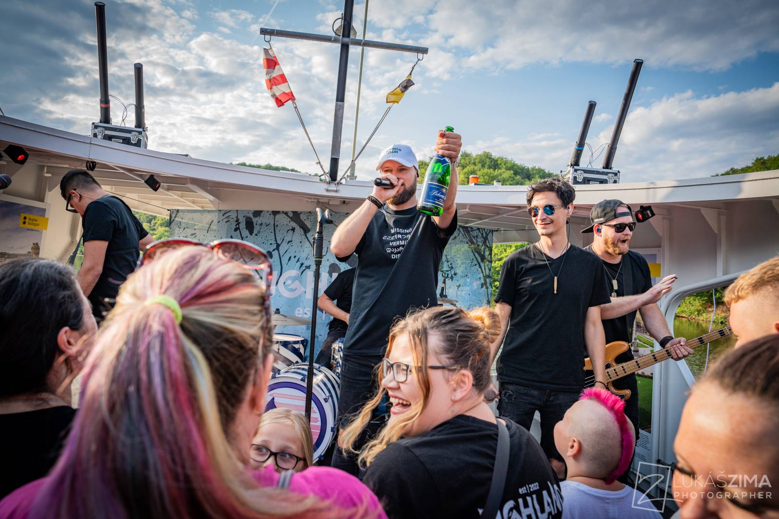 Highland se plavili po Brněnské přehradě, na lodi oslavili narozeniny frontmana