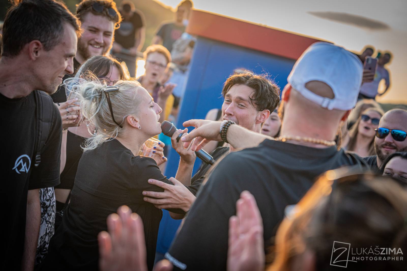 Highland se plavili po Brněnské přehradě, na lodi oslavili narozeniny frontmana