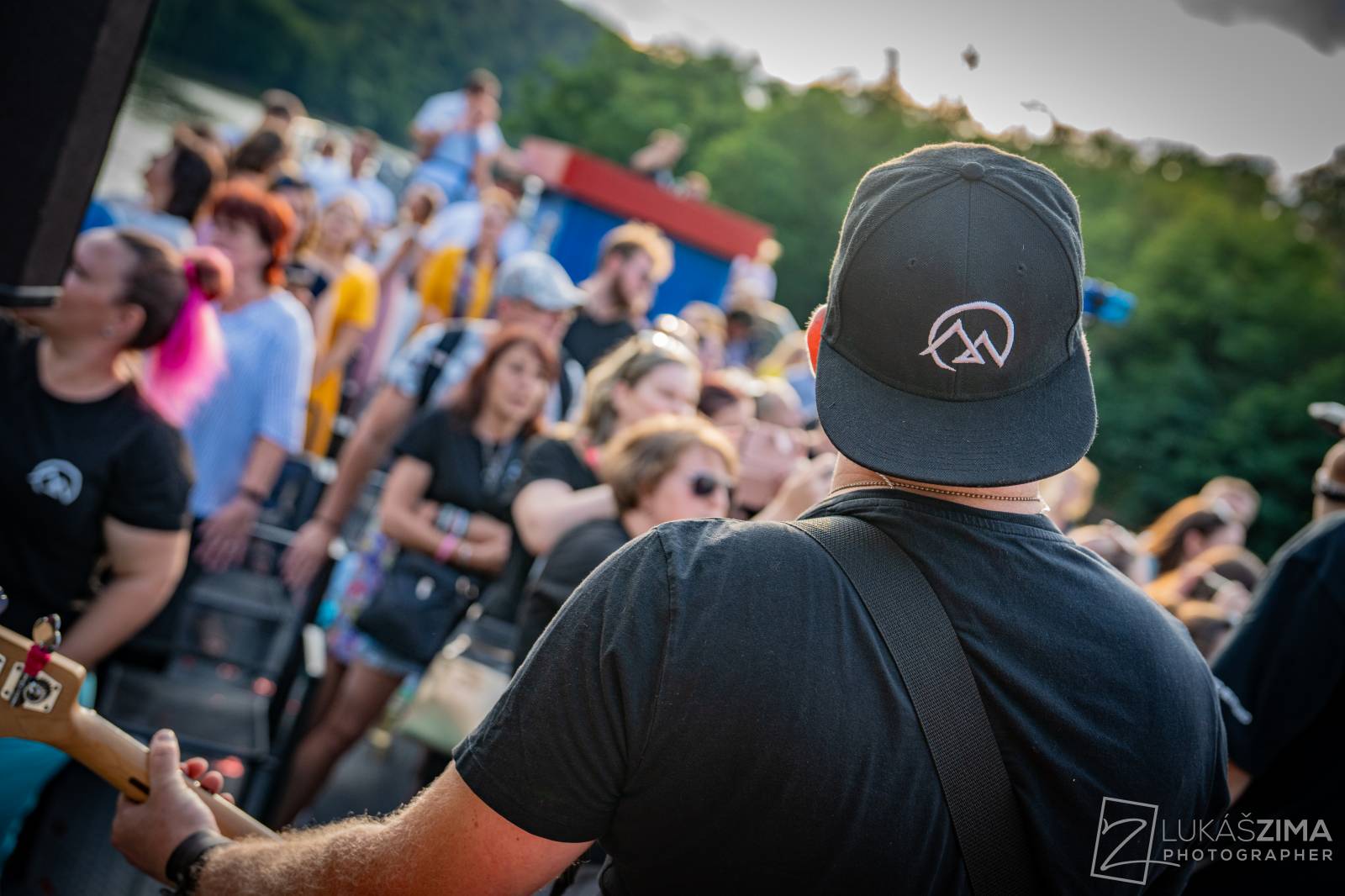 Highland se plavili po Brněnské přehradě, na lodi oslavili narozeniny frontmana