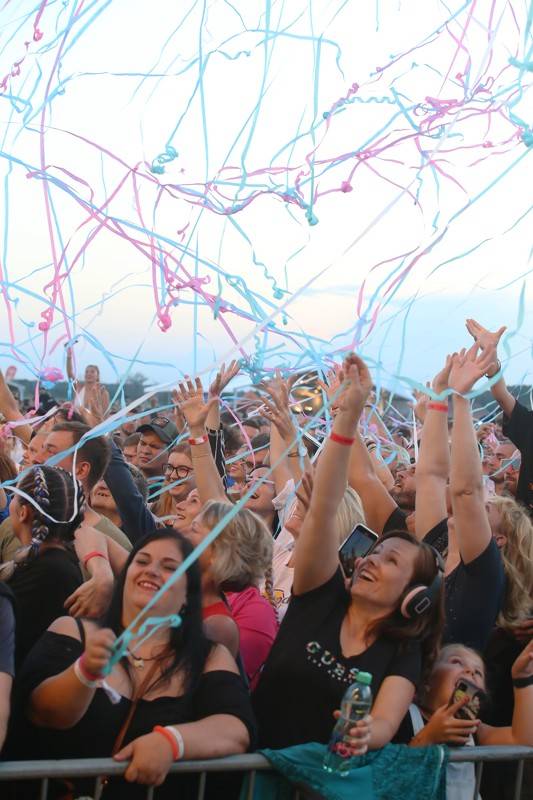 Cibulafest přivezl Kabáty, Mirai, Tublatanku i Team. Haberovi na pódiu přistála podprsenka a riflové kraťase