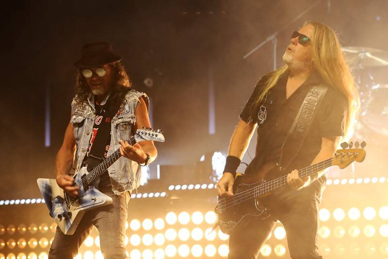 Cibulafest přivezl Kabáty, Mirai, Tublatanku i Team. Haberovi na pódiu přistála podprsenka a riflové kraťase