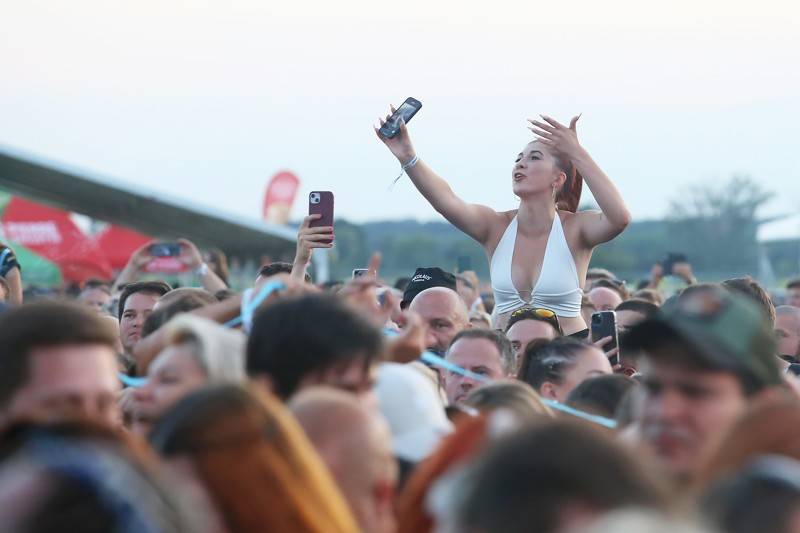 Cibulafest přivezl Kabáty, Mirai, Tublatanku i Team. Haberovi na pódiu přistála podprsenka a riflové kraťase