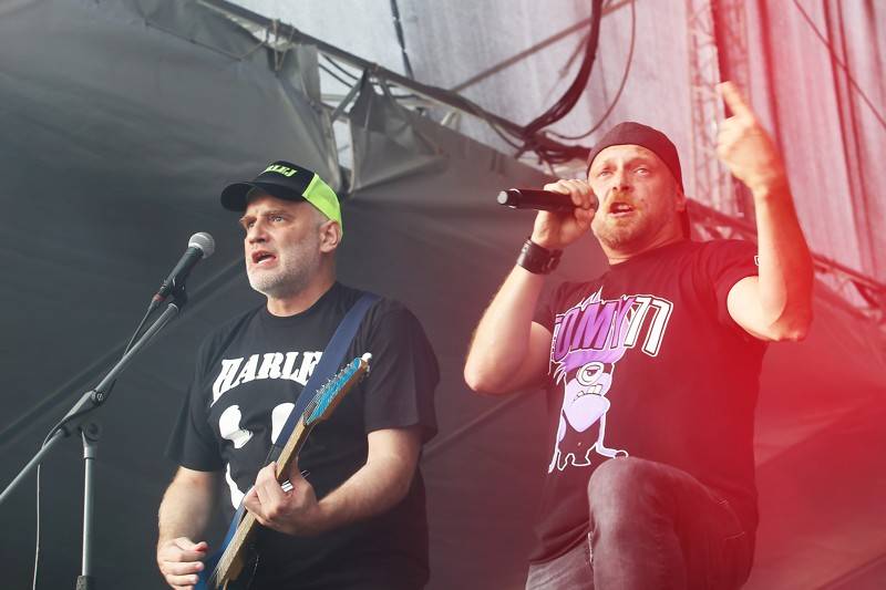 Cibulafest přivezl Kabáty, Mirai, Tublatanku i Team. Haberovi na pódiu přistála podprsenka a riflové kraťase