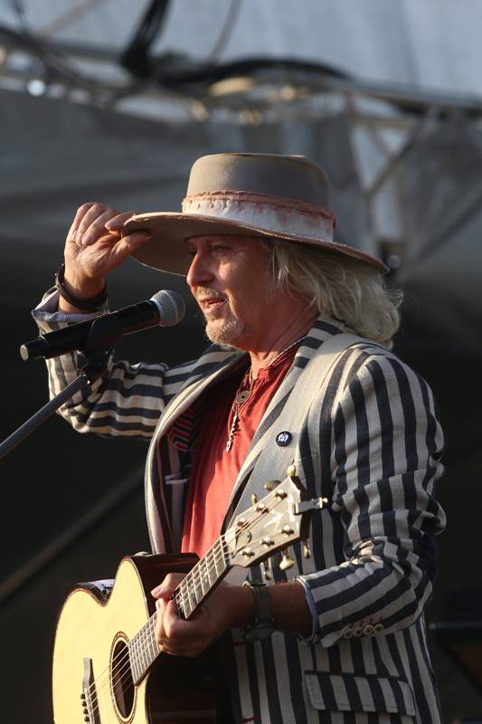 Cibulafest přivezl Kabáty, Mirai, Tublatanku i Team. Haberovi na pódiu přistála podprsenka a riflové kraťase