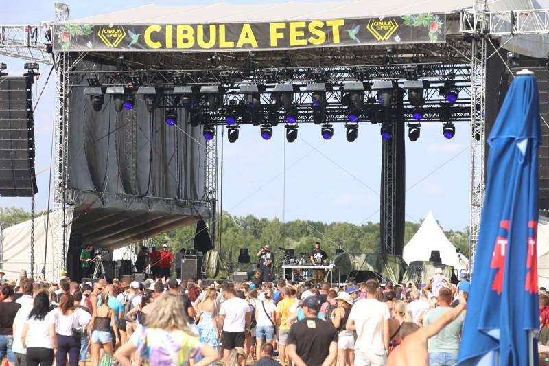 Cibulafest přivezl Kabáty, Mirai, Tublatanku i Team. Haberovi na pódiu přistála podprsenka a riflové kraťase