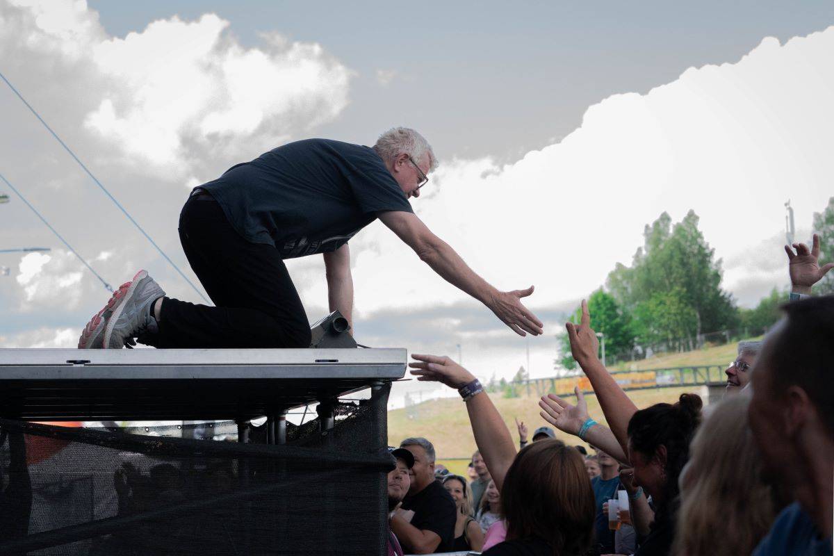Na Benátské! to rozjeli Mirai, Sebastian či Mňága a Žďorp, Harlej házeli do davu obří nafukovací balóny