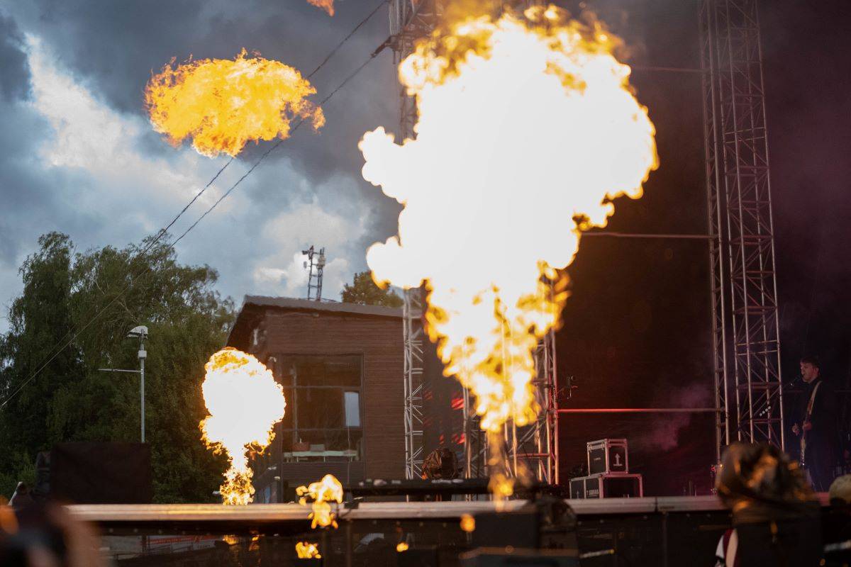Na Benátské! to rozjeli Mirai, Sebastian či Mňága a Žďorp, Harlej házeli do davu obří nafukovací balóny