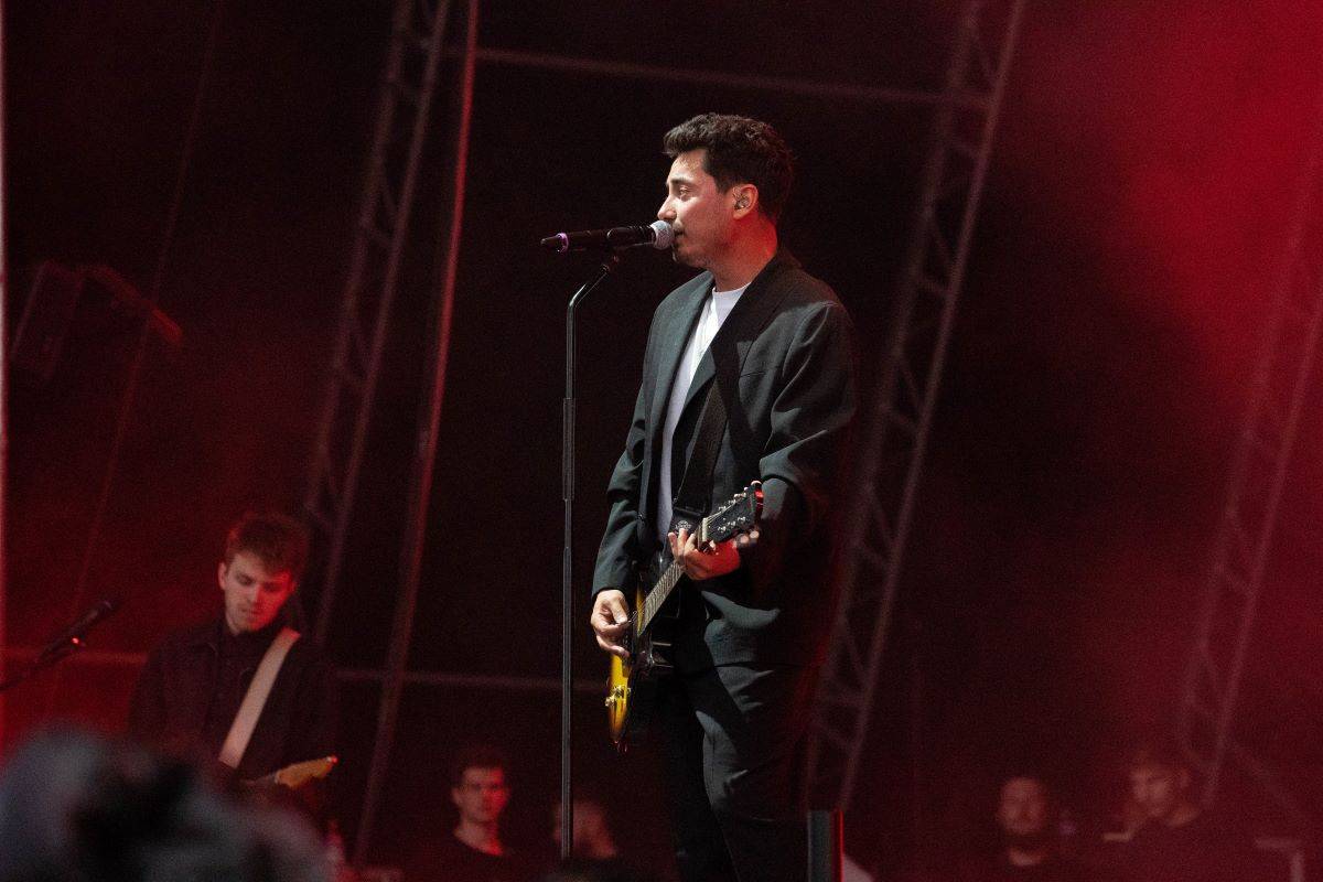 Na Benátské! to rozjeli Mirai, Sebastian či Mňága a Žďorp, Harlej házeli do davu obří nafukovací balóny