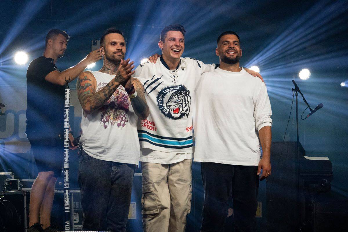 Na Benátské! to rozjeli Mirai, Sebastian či Mňága a Žďorp, Harlej házeli do davu obří nafukovací balóny