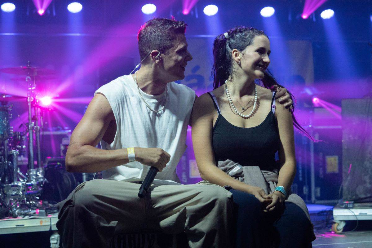 Na Benátské! to rozjeli Mirai, Sebastian či Mňága a Žďorp, Harlej házeli do davu obří nafukovací balóny