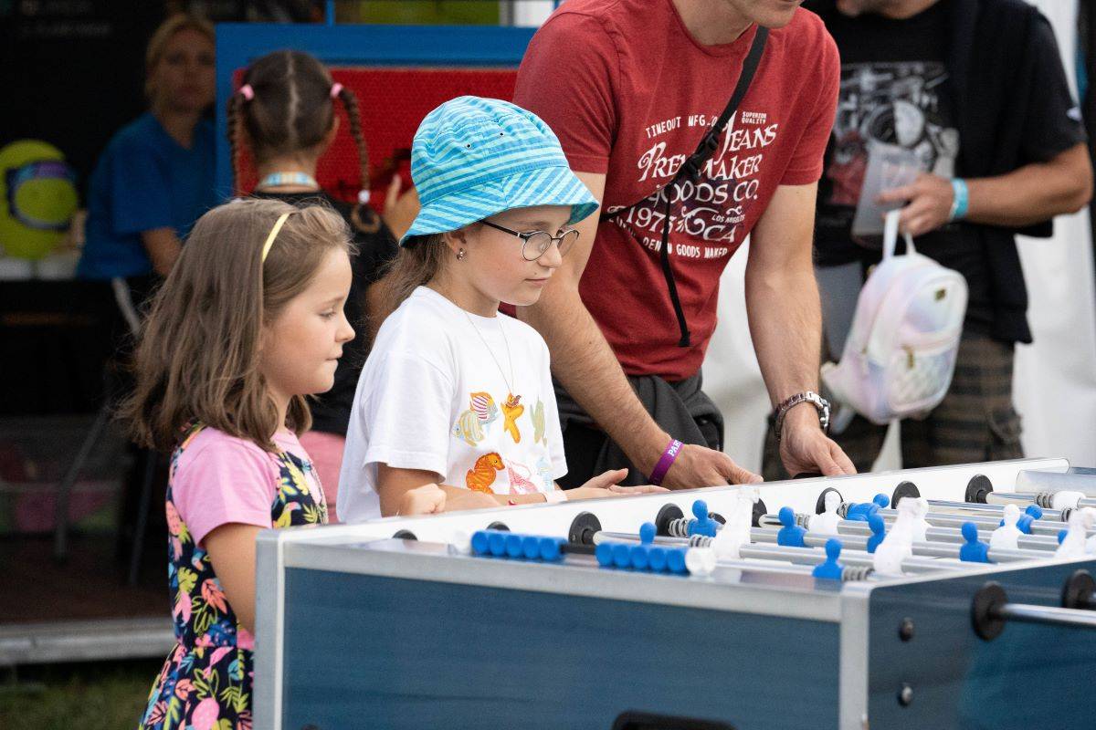 Na Benátské! to rozjeli Mirai, Sebastian či Mňága a Žďorp, Harlej házeli do davu obří nafukovací balóny