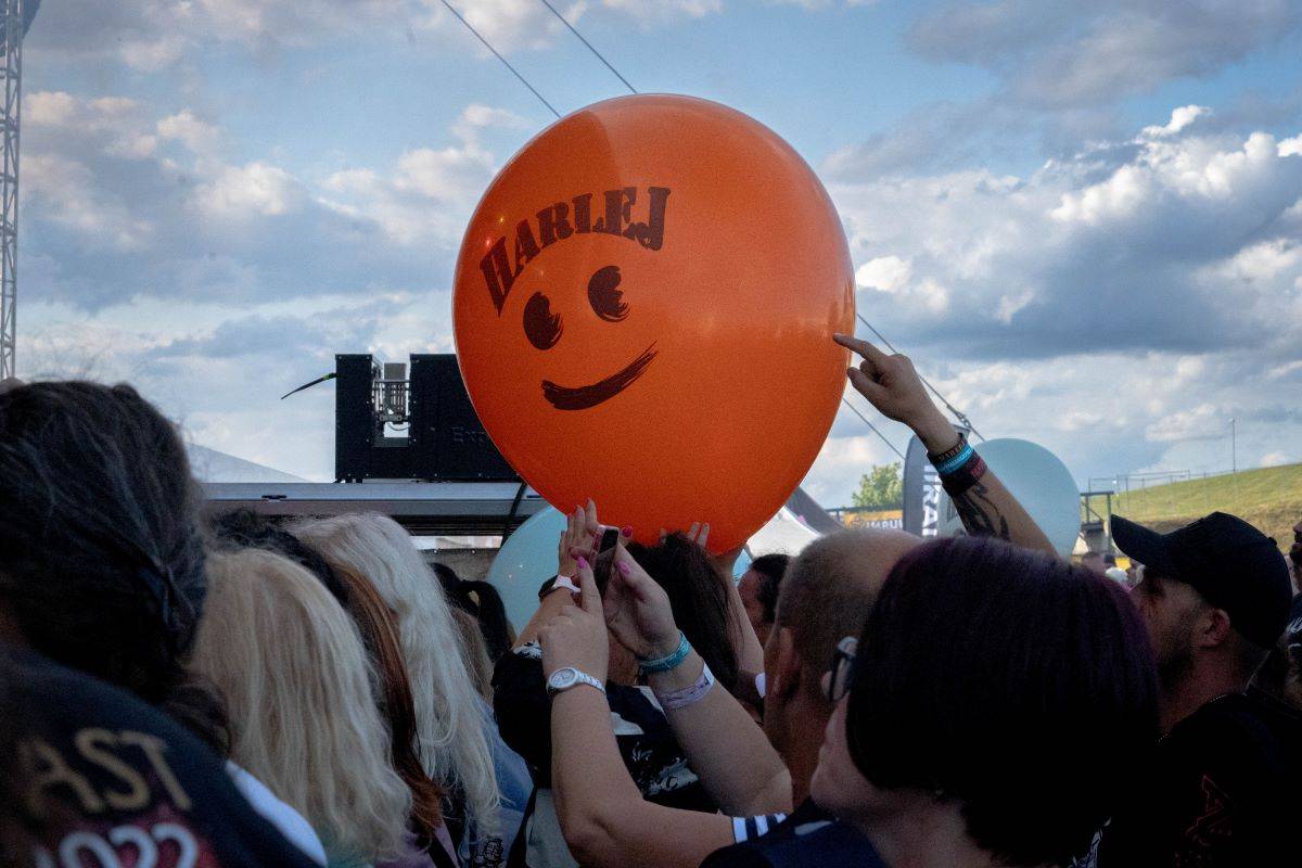 Na Benátské! to rozjeli Mirai, Sebastian či Mňága a Žďorp, Harlej házeli do davu obří nafukovací balóny