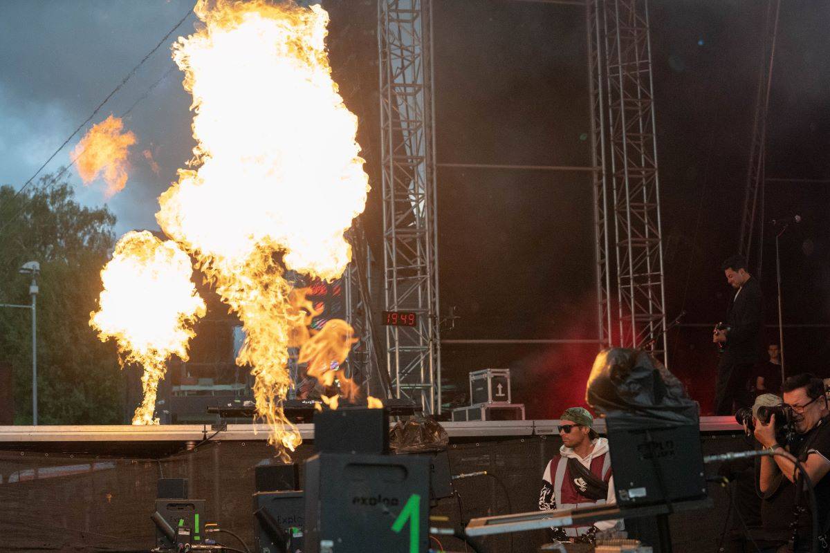 Na Benátské! to rozjeli Mirai, Sebastian či Mňága a Žďorp, Harlej házeli do davu obří nafukovací balóny