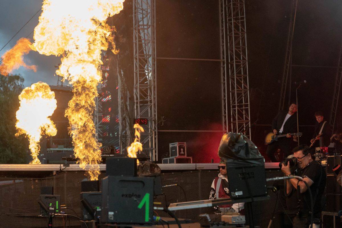 Na Benátské! to rozjeli Mirai, Sebastian či Mňága a Žďorp, Harlej házeli do davu obří nafukovací balóny