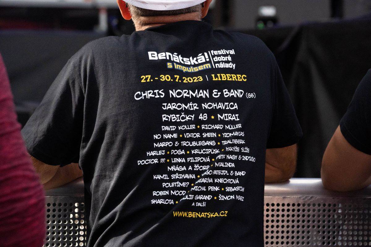 Na Benátské! to rozjeli Mirai, Sebastian či Mňága a Žďorp, Harlej házeli do davu obří nafukovací balóny