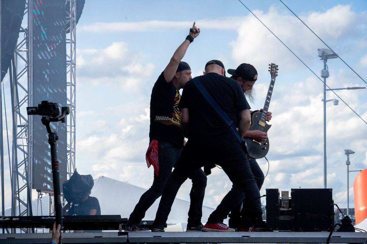 Na Benátské! to rozjeli Mirai, Sebastian či Mňága a Žďorp, Harlej házeli do davu obří nafukovací balóny