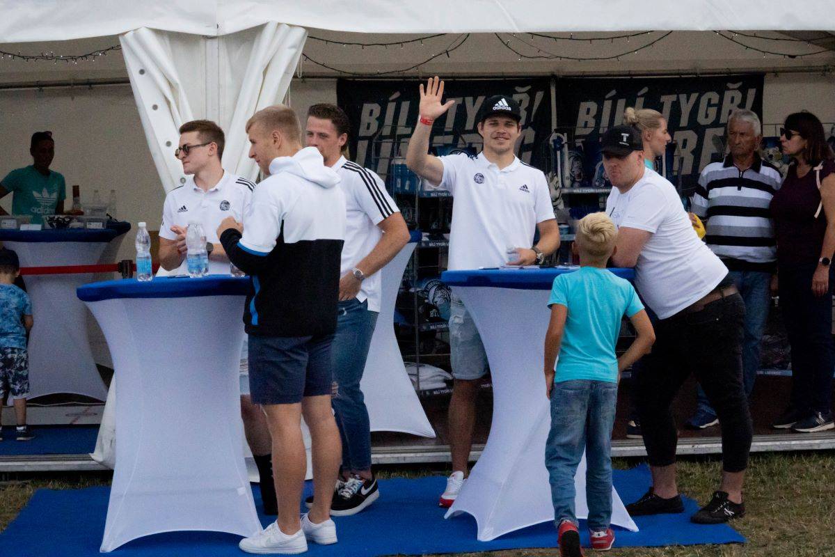 Na Benátské! to rozjeli Mirai, Sebastian či Mňága a Žďorp, Harlej házeli do davu obří nafukovací balóny