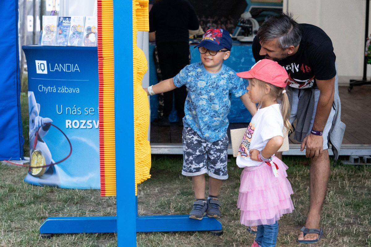 Na Benátské! to rozjeli Mirai, Sebastian či Mňága a Žďorp, Harlej házeli do davu obří nafukovací balóny