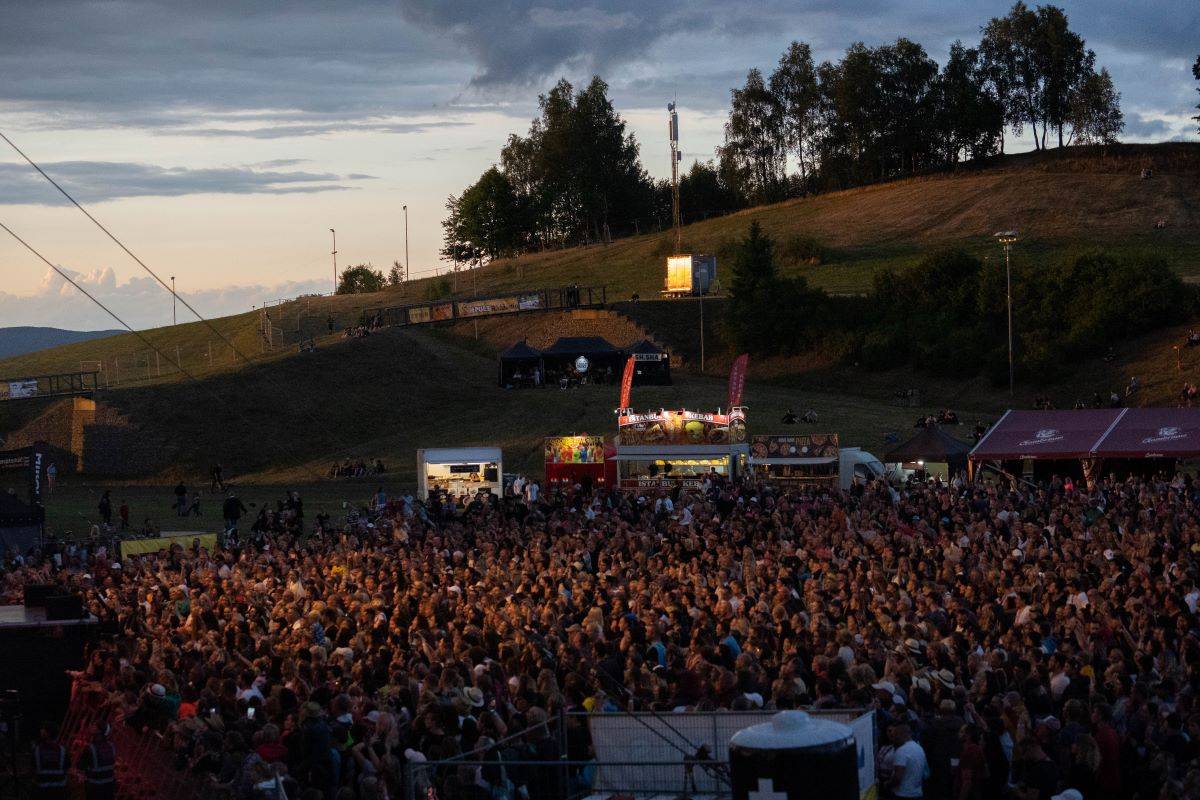 Na Benátské! to rozjeli Mirai, Sebastian či Mňága a Žďorp, Harlej házeli do davu obří nafukovací balóny