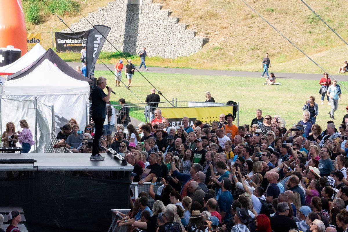 Na Benátské! to rozjeli Mirai, Sebastian či Mňága a Žďorp, Harlej házeli do davu obří nafukovací balóny