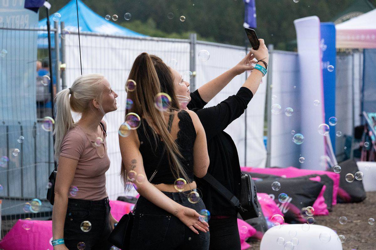 Na Benátské! to rozjeli Mirai, Sebastian či Mňága a Žďorp, Harlej házeli do davu obří nafukovací balóny