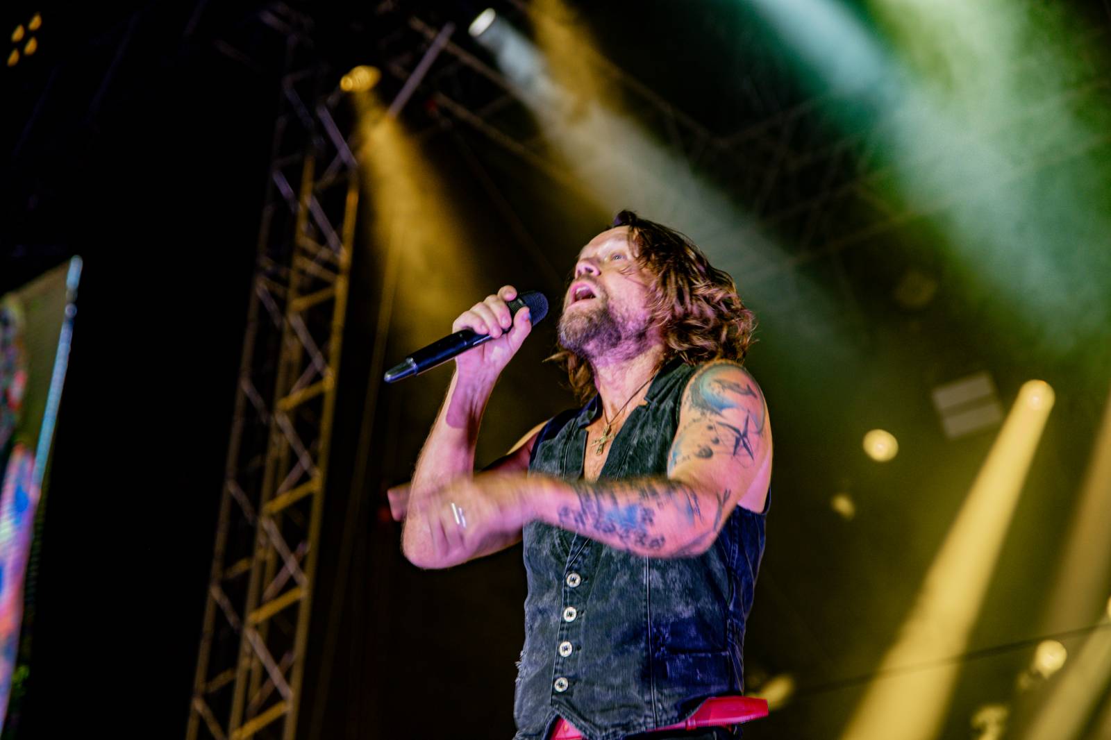 Tomáš Klus neváhal a vyrazil na Švihově mezi fanoušky. Na hradě zahráli i Kryštof, Gaia Mesiah nebo Anna K.