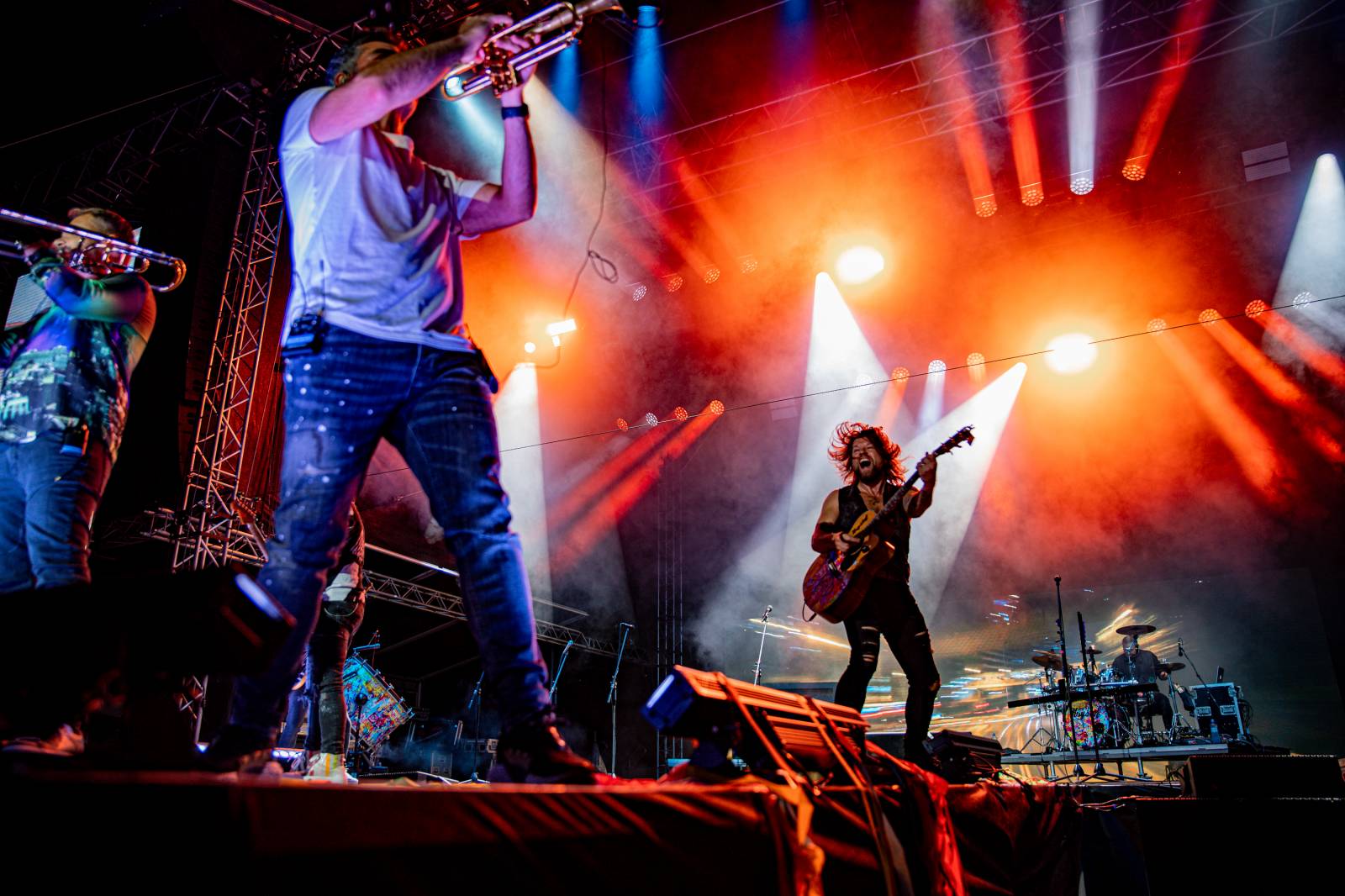 Tomáš Klus neváhal a vyrazil na Švihově mezi fanoušky. Na hradě zahráli i Kryštof, Gaia Mesiah nebo Anna K.