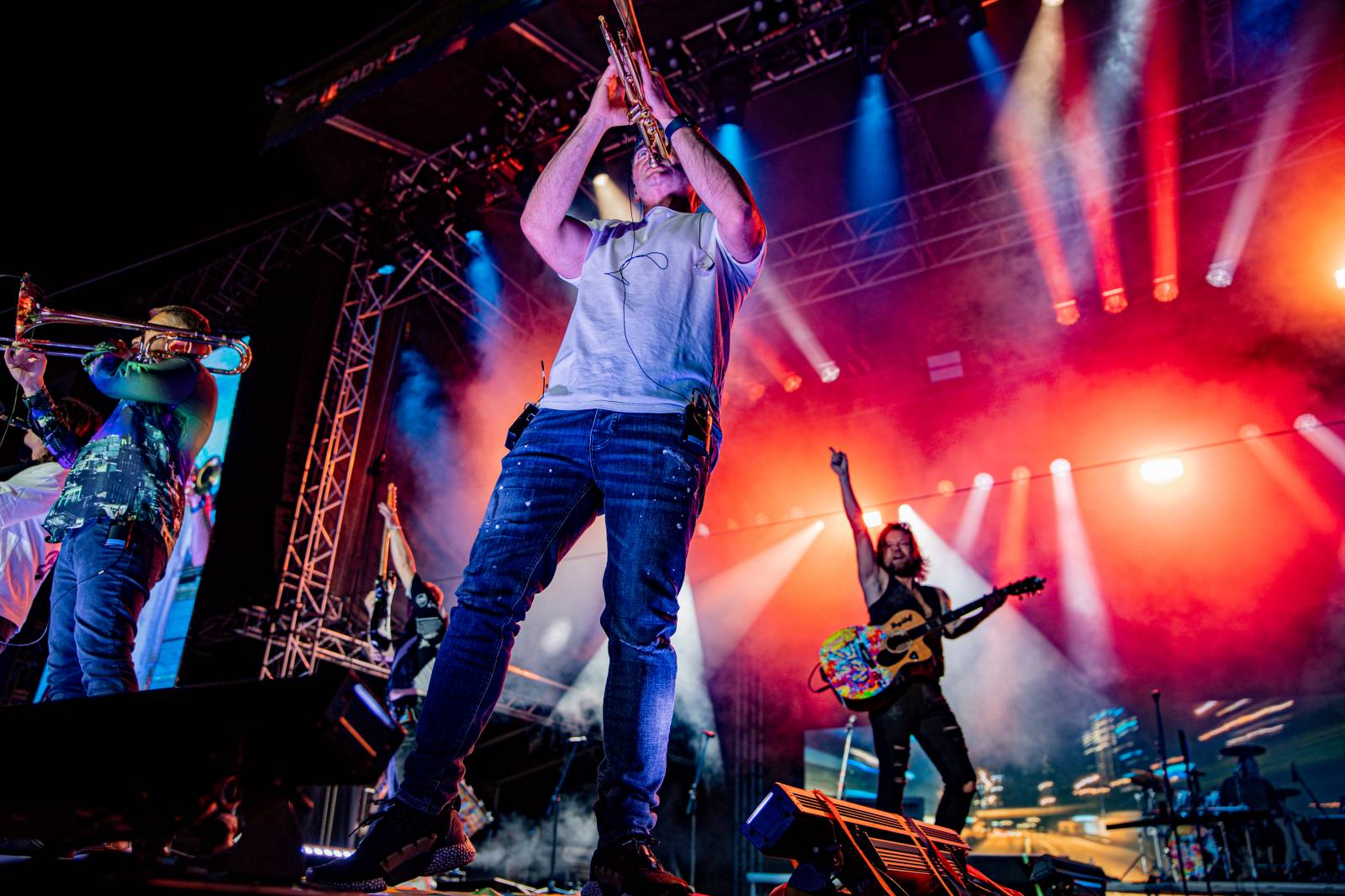 Tomáš Klus neváhal a vyrazil na Švihově mezi fanoušky. Na hradě zahráli i Kryštof, Gaia Mesiah nebo Anna K.